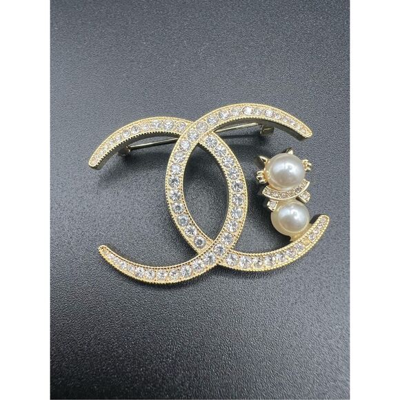 ⚡CLOSET CLEAR-OUT: PRICE DROP⚡Cc brooch pin faux pearl and rhinestones gold tone - Picture 3 of 10